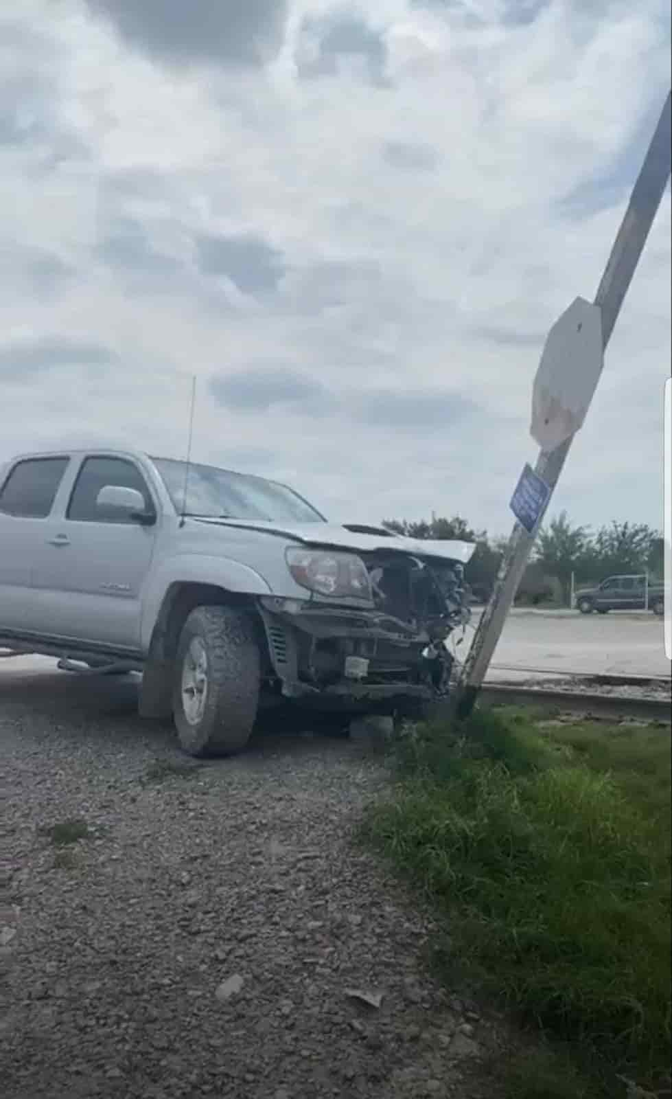 EN NAVA IMPACTA TREN A CAMIONETA