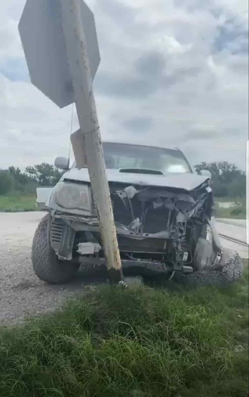 EN NAVA IMPACTA TREN A CAMIONETA
