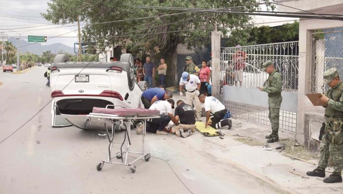 Por exceso de velocidad vuelca mujer en la Av. Acereros