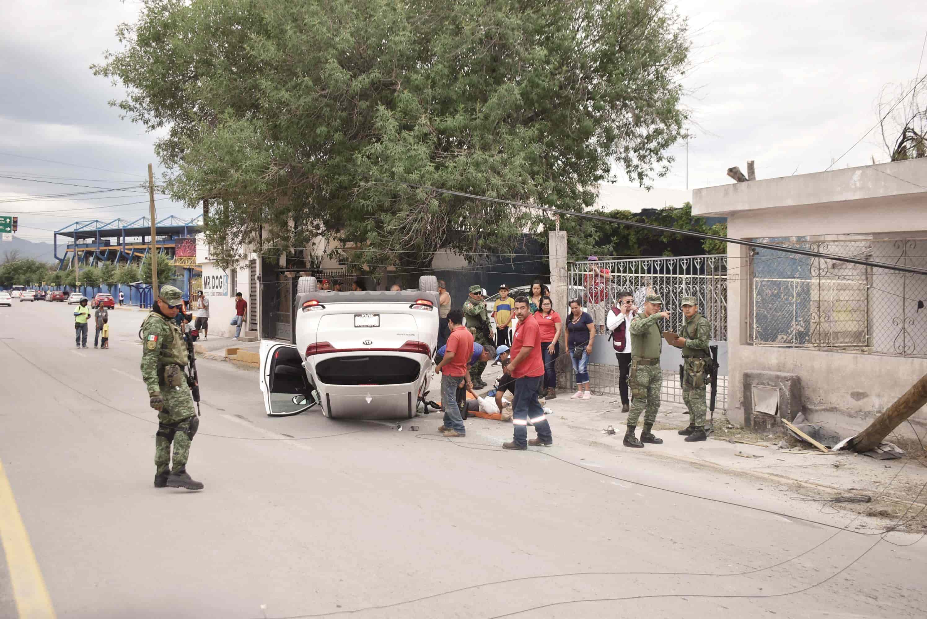 Por exceso de velocidad vuelca mujer en la Av. Acereros