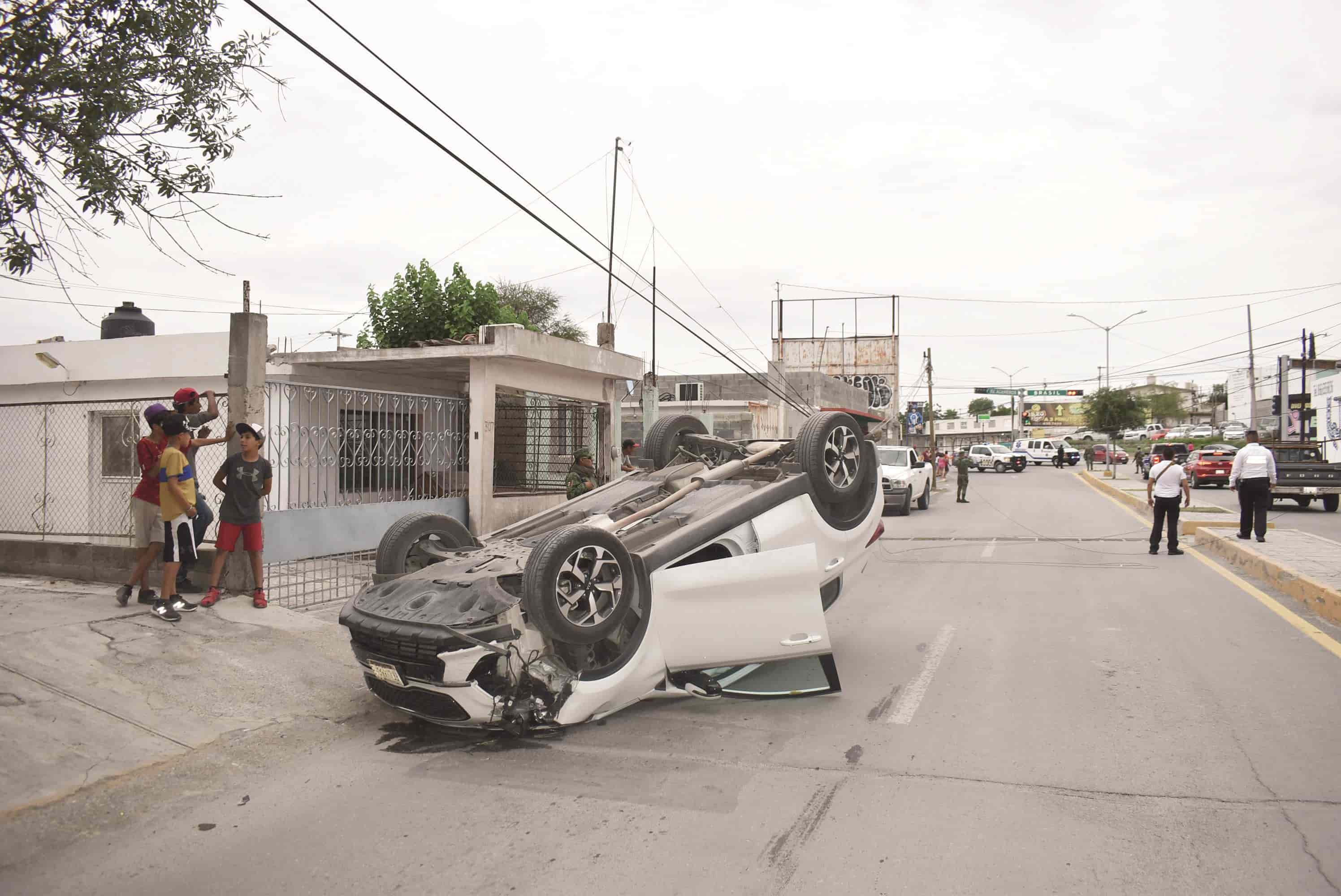 Por exceso de velocidad vuelca mujer en la Av. Acereros