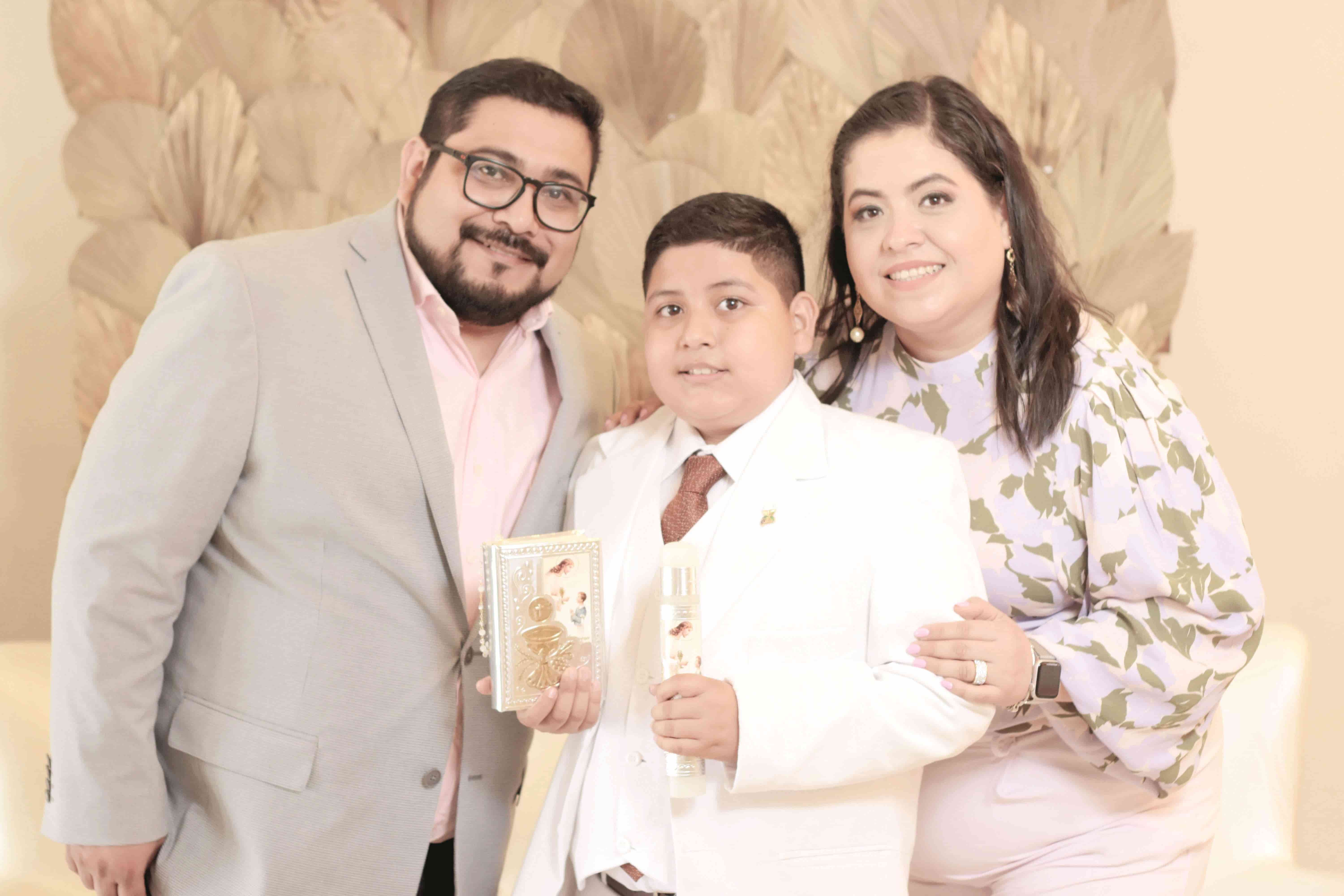 Realiza su primera comunión