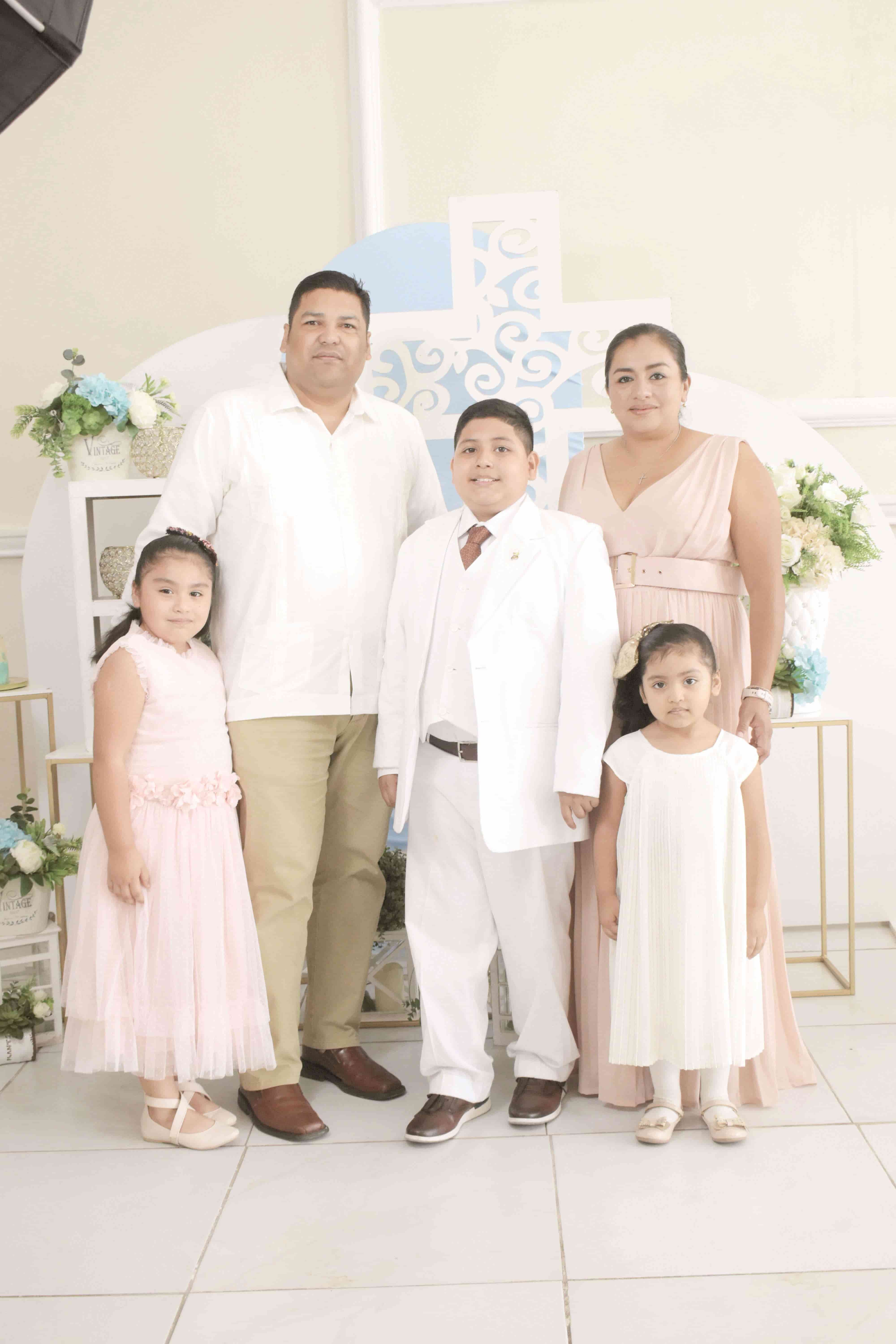 Realiza su primera comunión