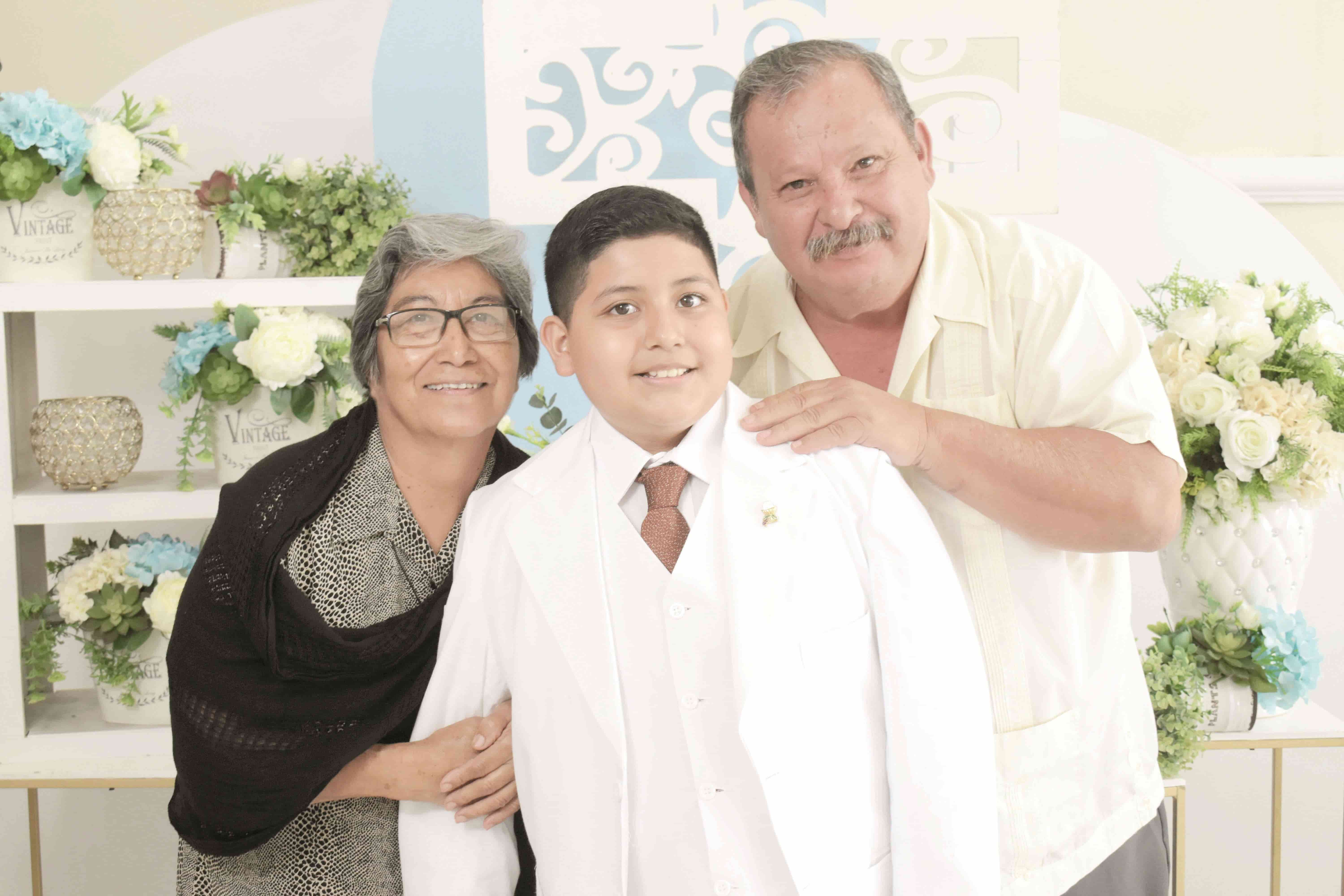 Realiza su primera comunión