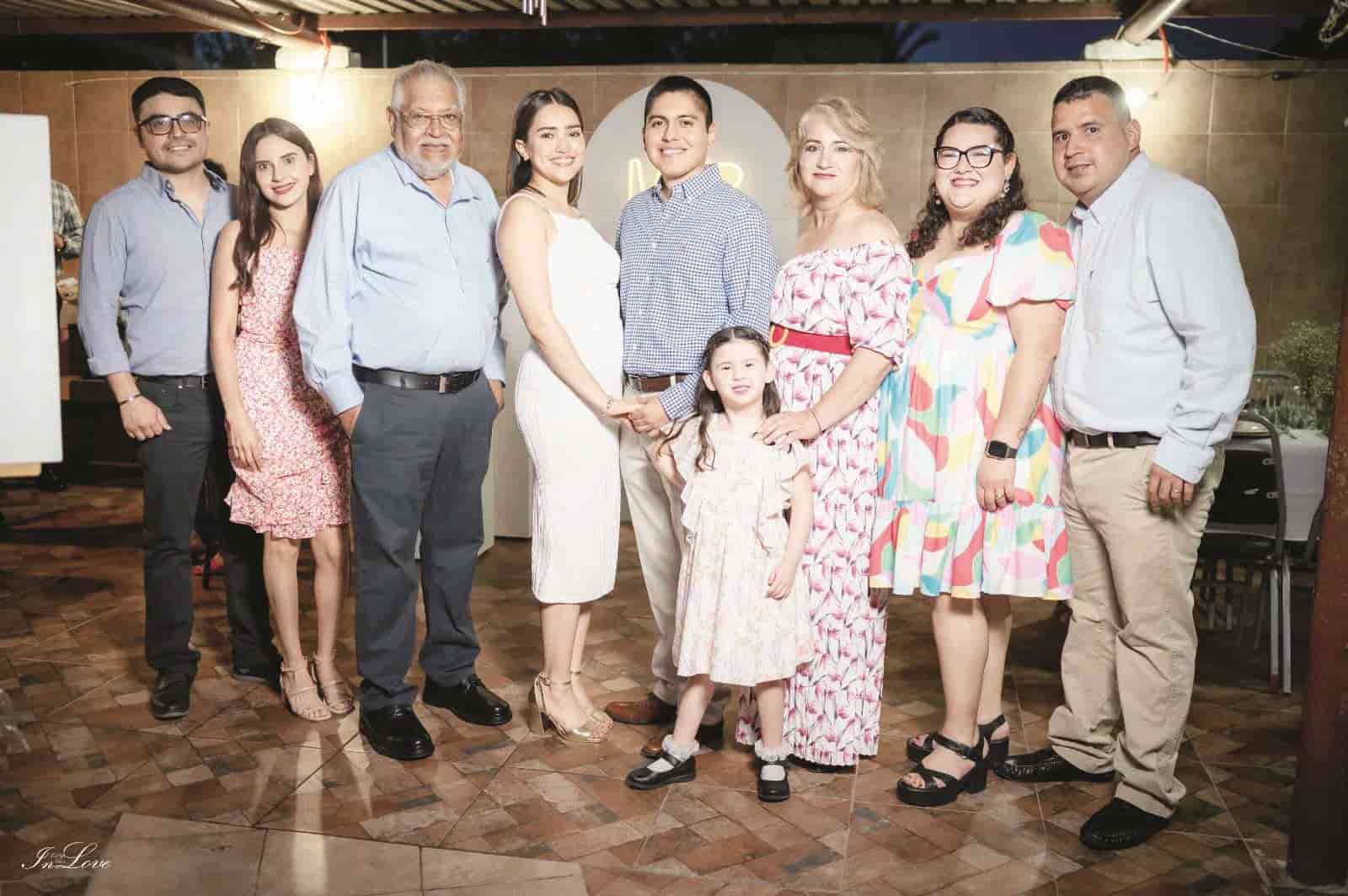 Formalizan su noviazgo