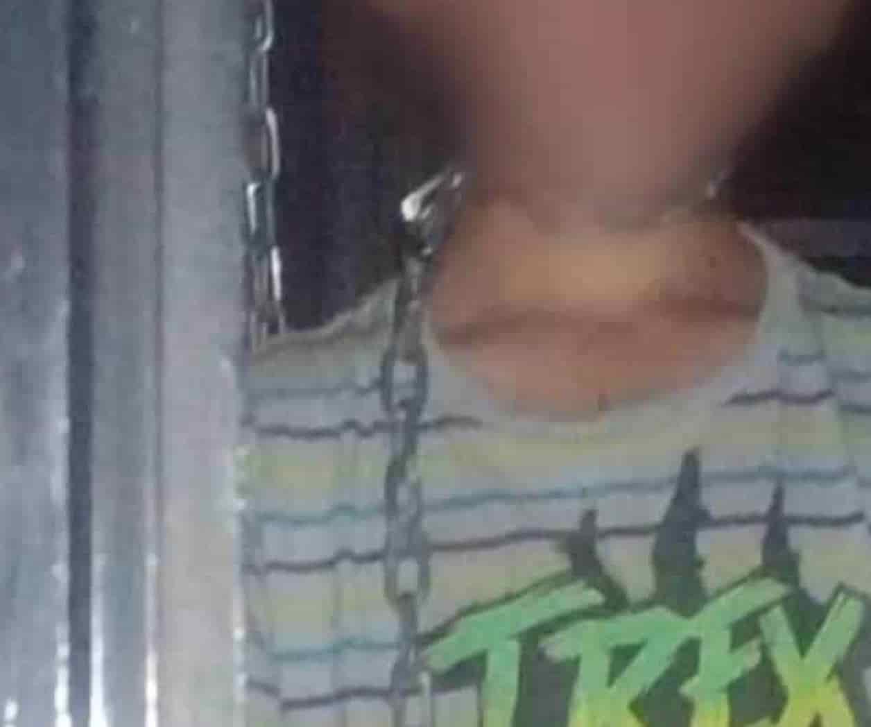 Padres dejan a niño encadenado del cuello dentro de su casa en Tabasco