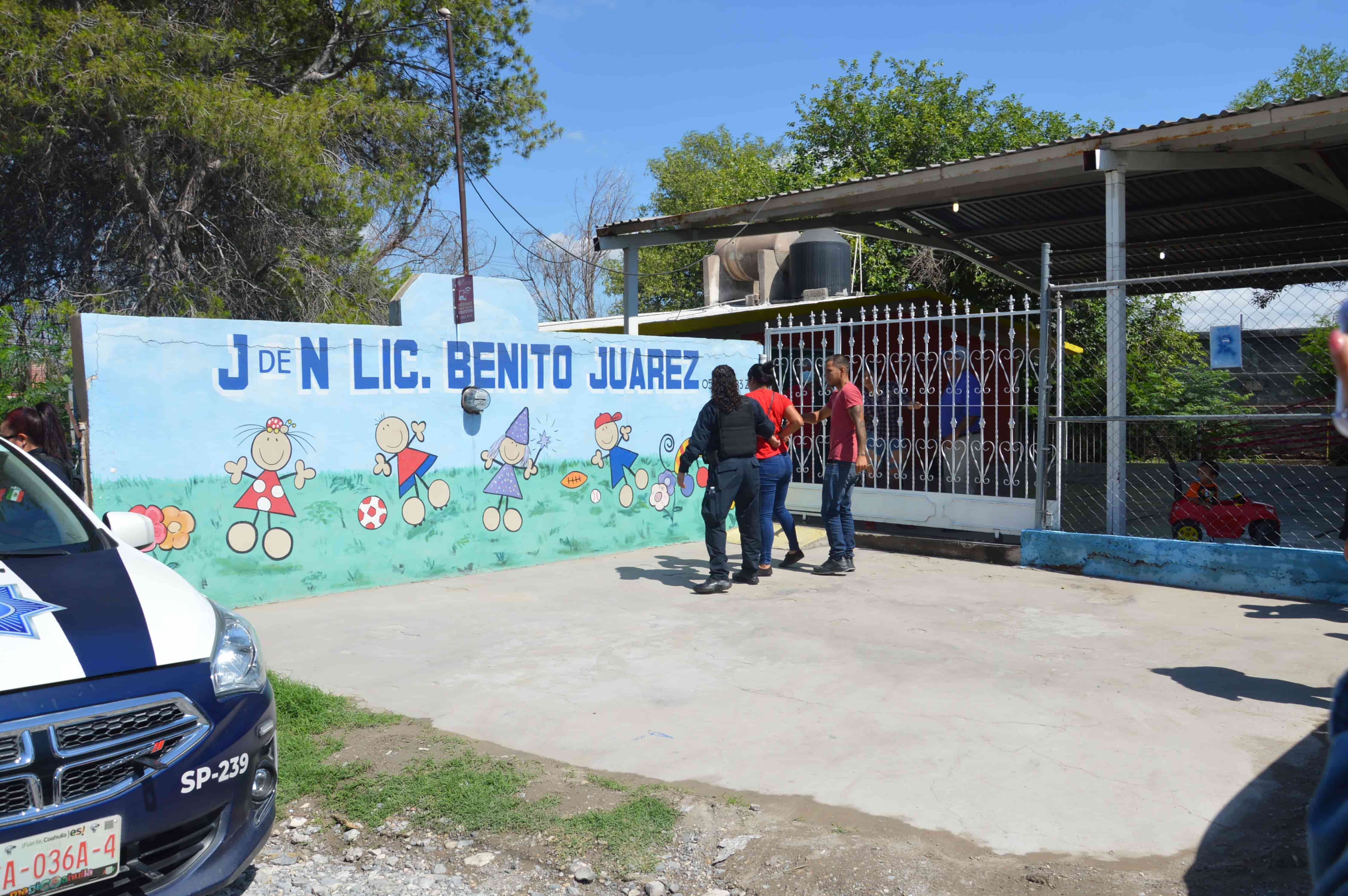 Reta a golpes a profe que ató a su hijo