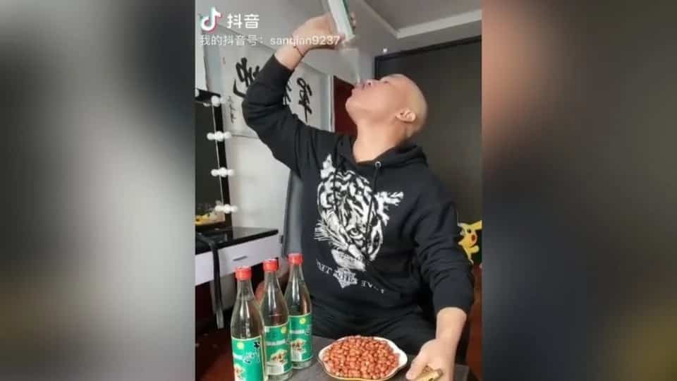 Muere influencer después de tomar 4 botellas de licor chino durante en vivo