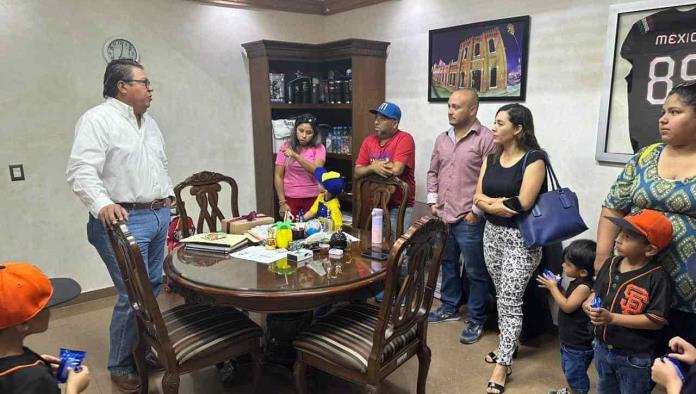 Gestionan apoyo niños beisbolistas