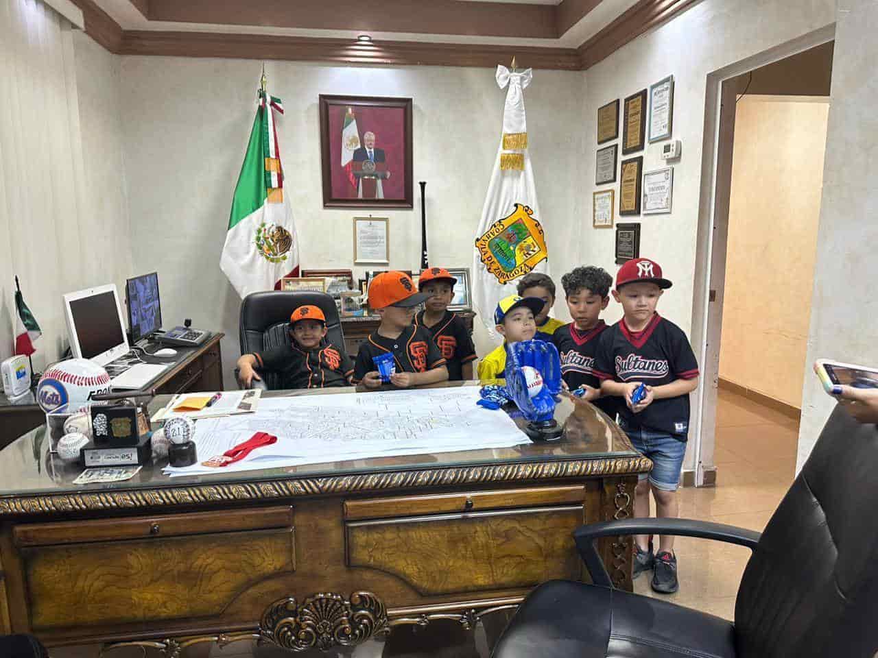 Gestionan apoyo niños beisbolistas