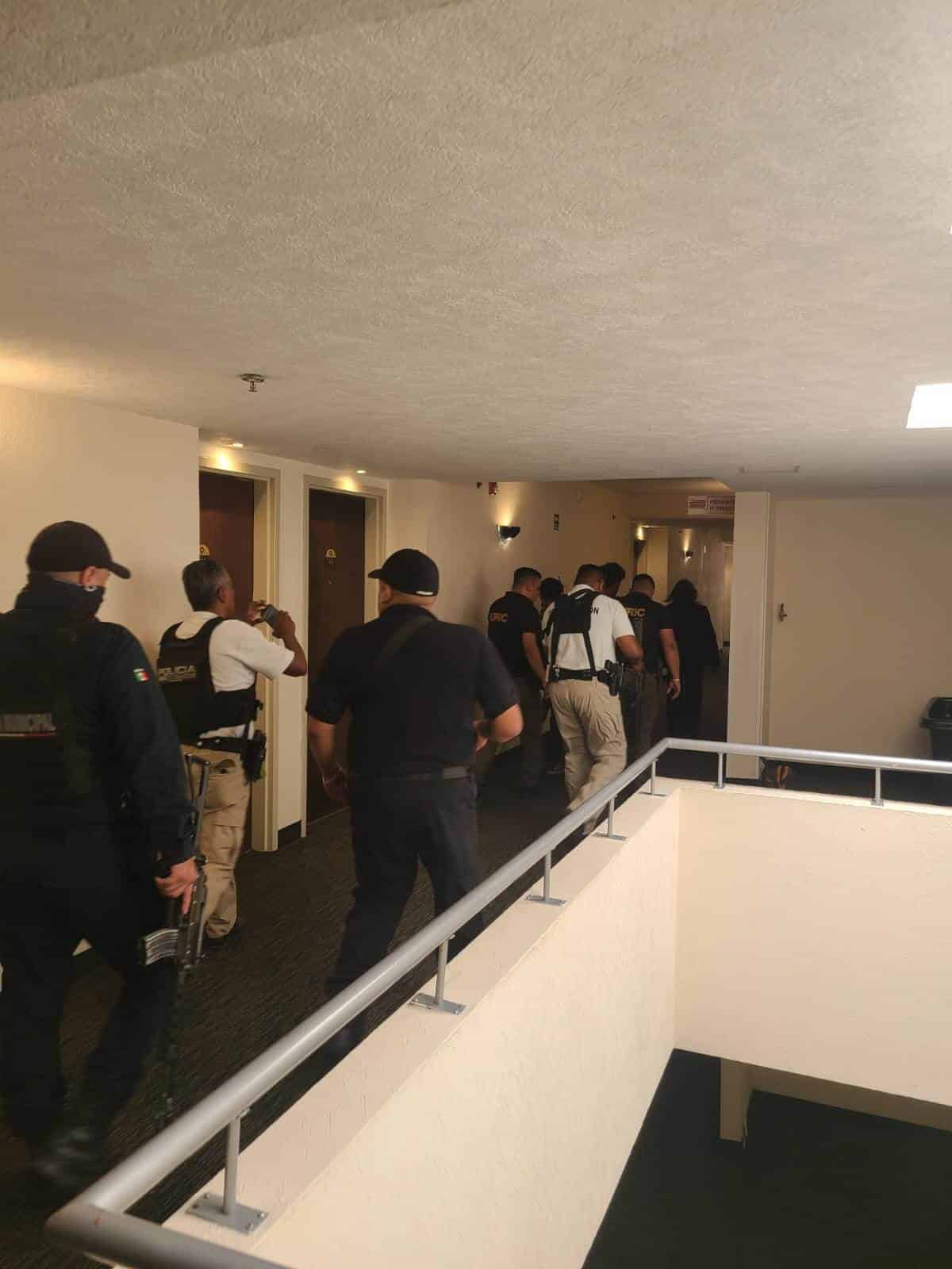 Irrumpen en hotel, juegan lavacoches a los sicarios