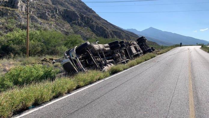 En la carretera a Ocampo vuelca tráiler por culpa de ventarrón