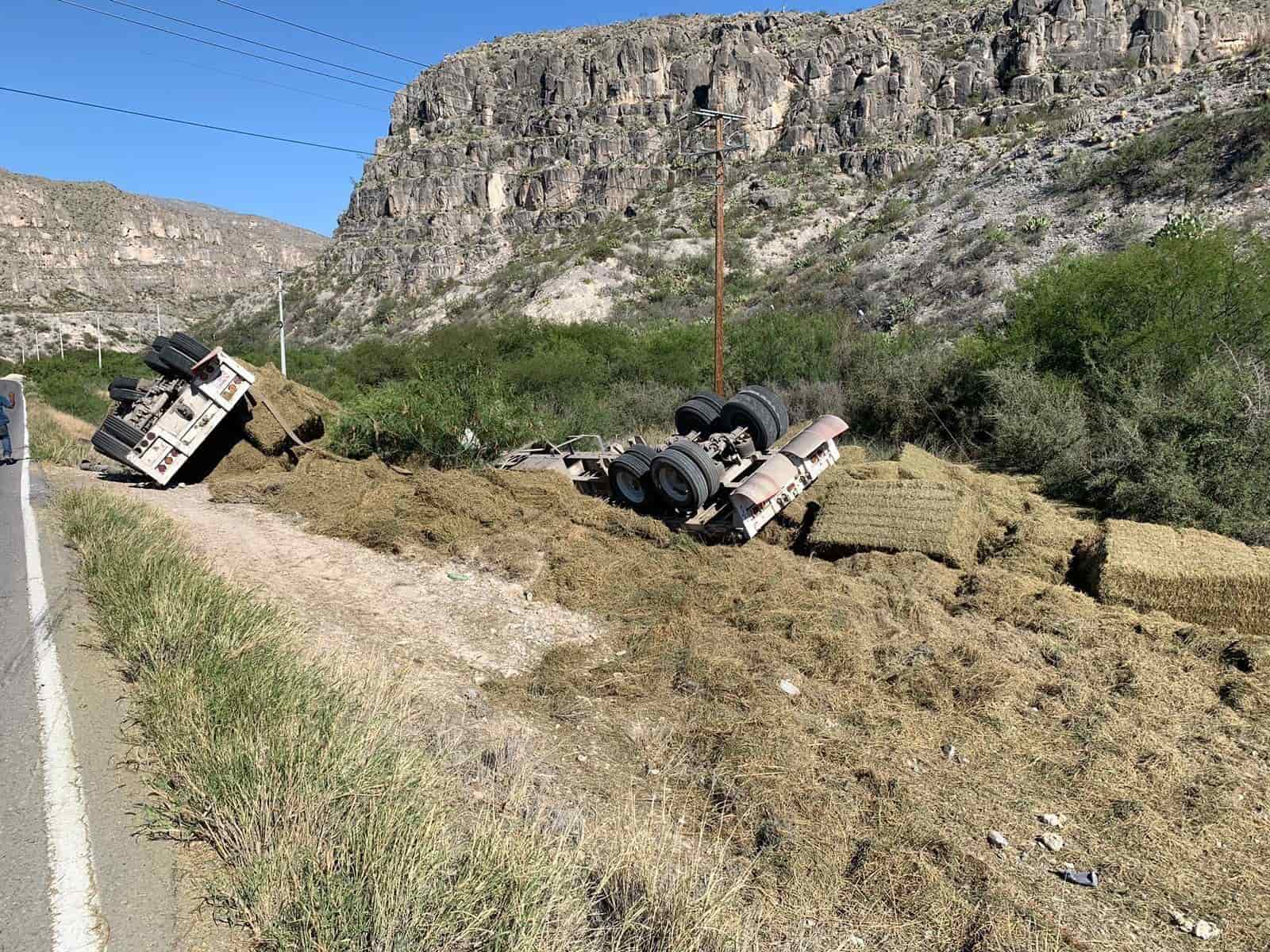 En la carretera a Ocampo vuelca tráiler por culpa de ventarrón