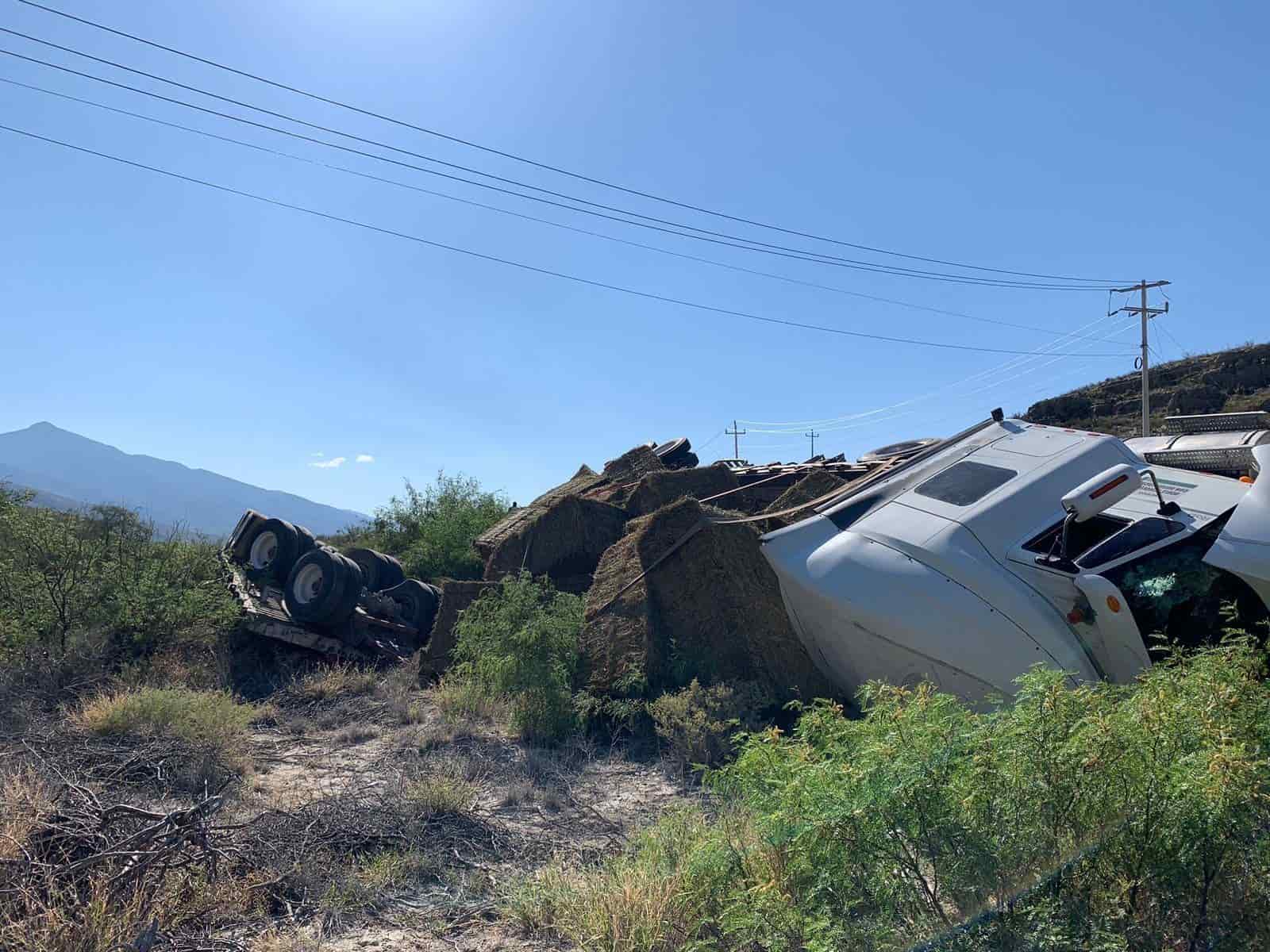 En la carretera a Ocampo vuelca tráiler por culpa de ventarrón