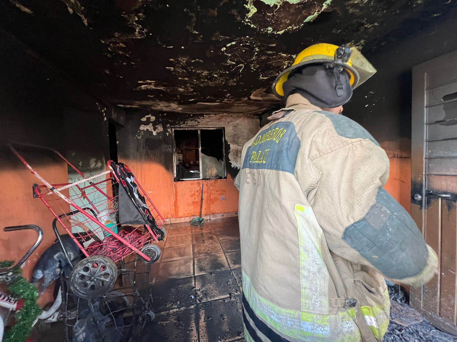 Pierden su casa por voraz incendio; se salva familia