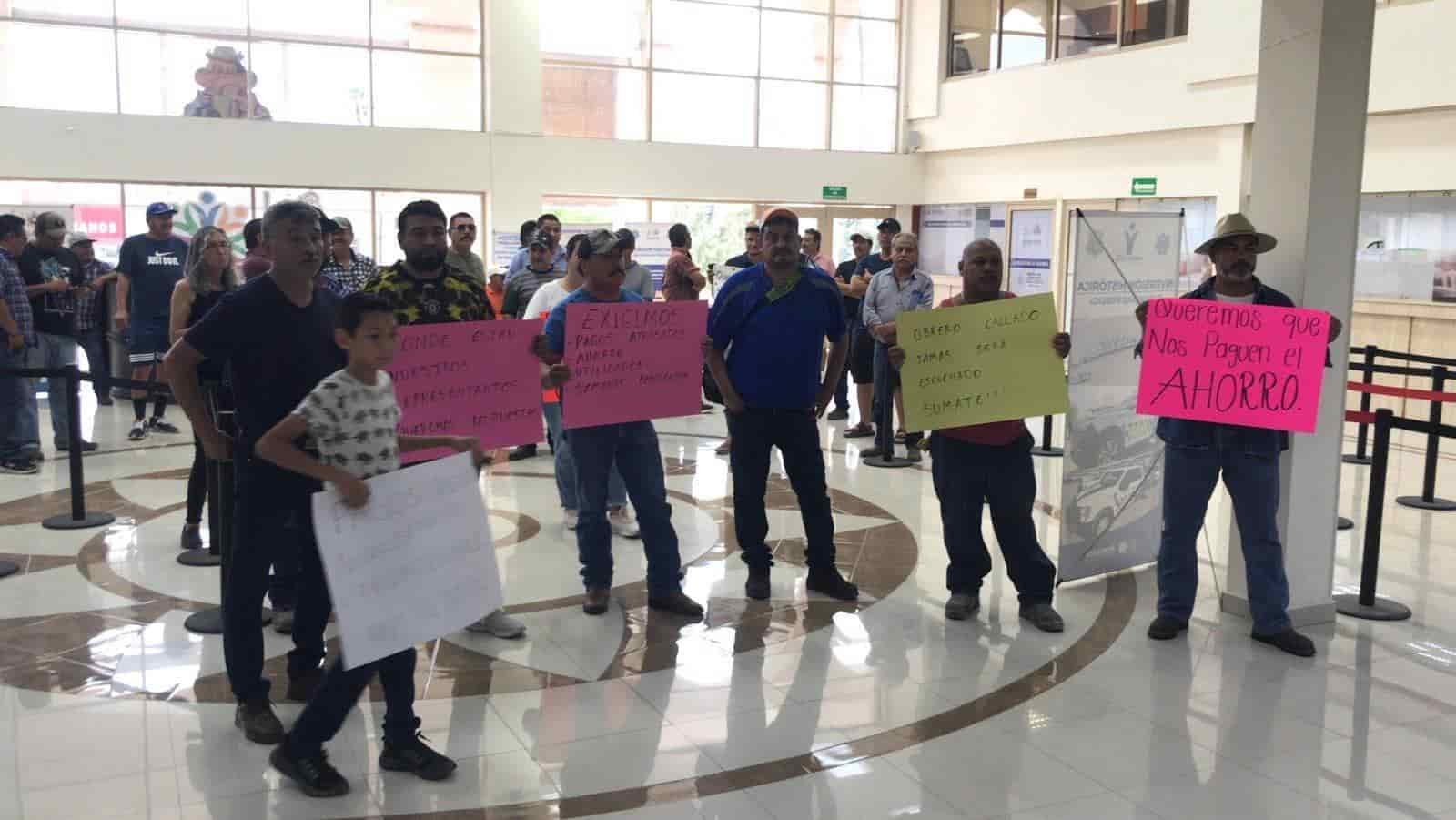 Obreros de Ahmsa llegaron hasta la Presidencia Municipal para solicitar apoyo del Alcalde.