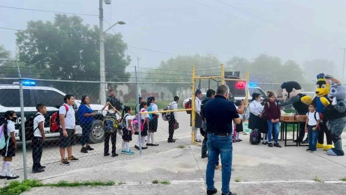 Visitan policías de Nava la primaria Leona Vicario