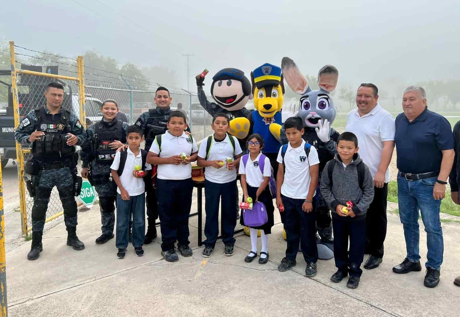 Visitan policías de Nava la primaria Leona Vicario