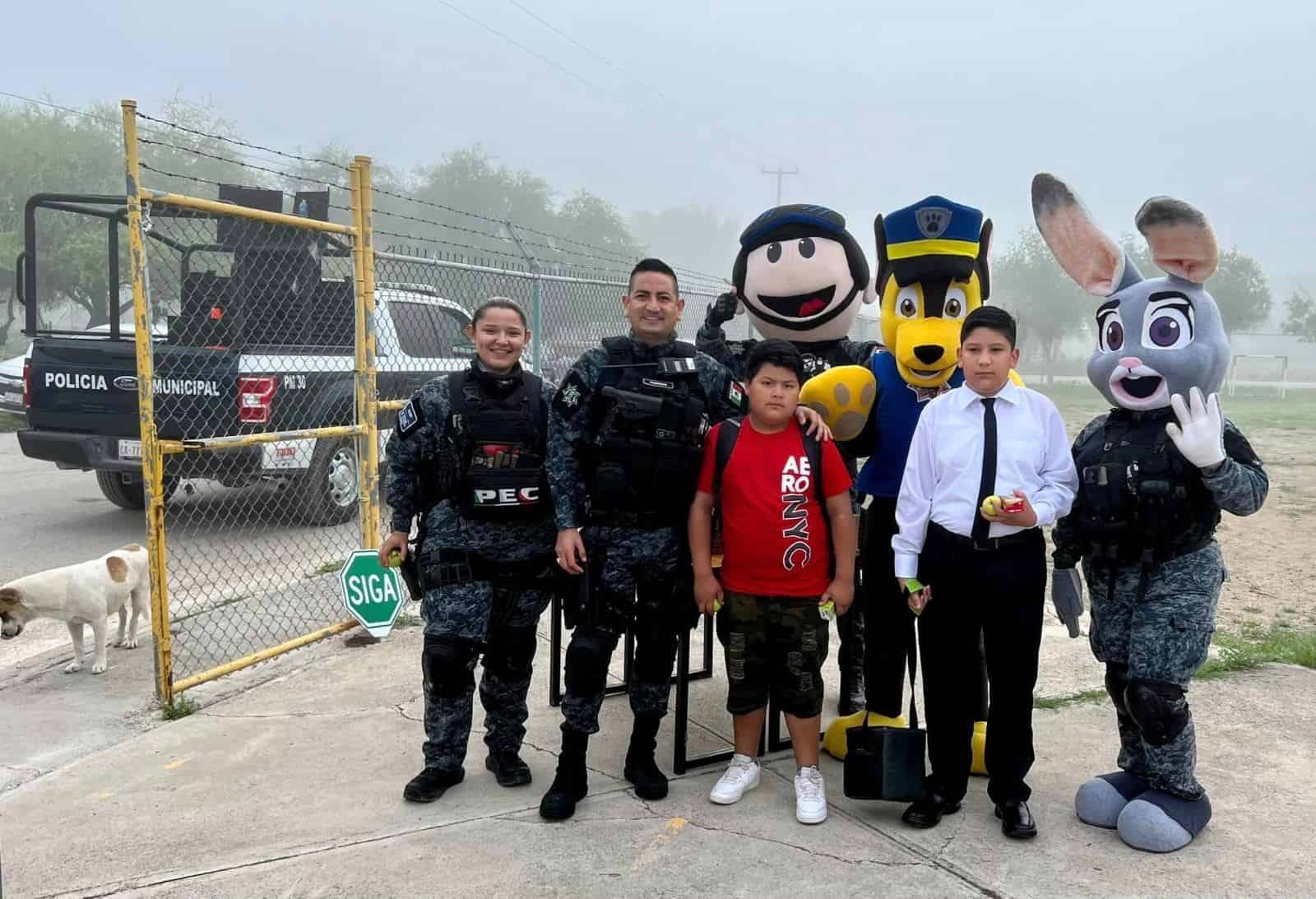 Visitan policías de Nava la primaria Leona Vicario