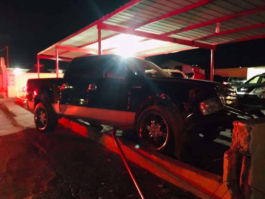 Choca su camioneta contra barda