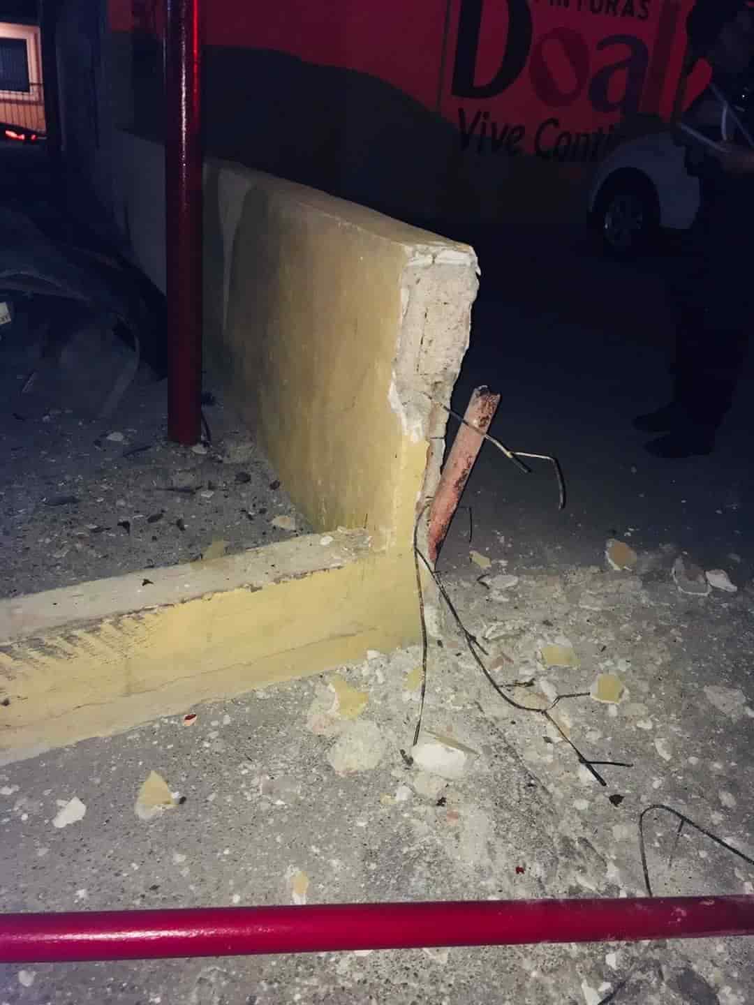 Choca su camioneta contra barda