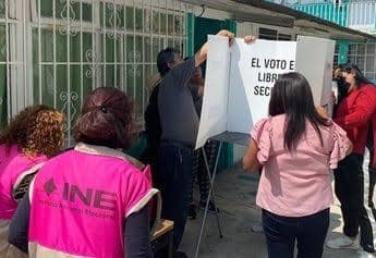 Los 77 funcionarios estarán capacitados para manejar las urnas tradicionales.