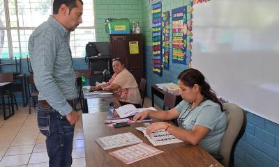 Sergio Zenón Velazquez ejerce su voto para esta jornada electoral