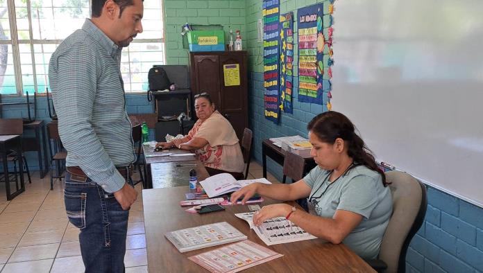 Sergio Zenón Velazquez ejerce su voto para esta jornada electoral