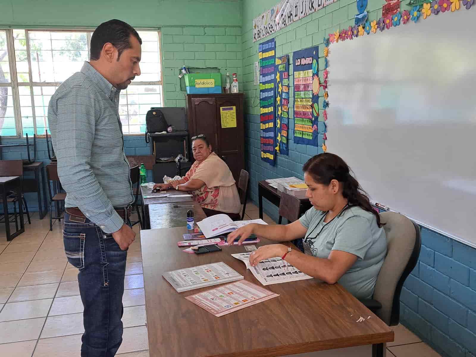Sergio Zenón Velazquez ejerce su voto para esta jornada electoral