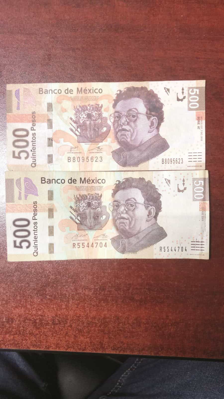 El billete superior es más pequeño y las imágenes más oscuras que el original.