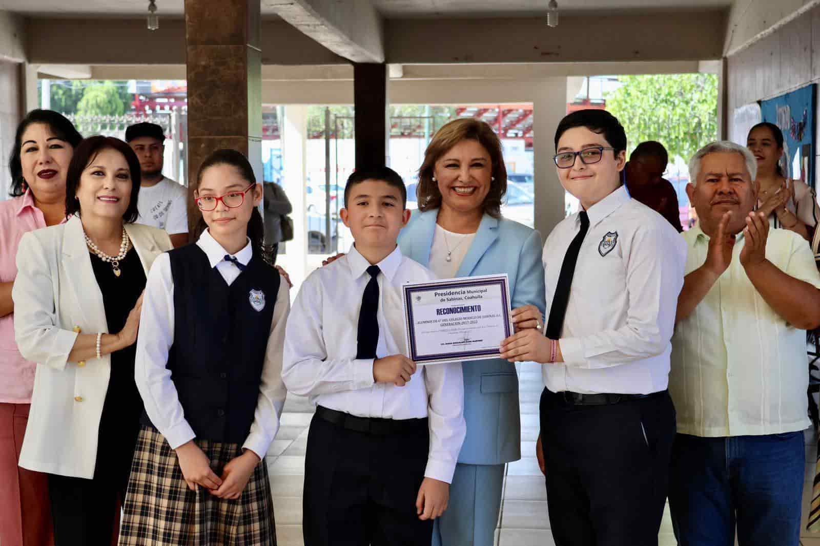 Entregó alcaldesa reconocimientos a maestro y estudiantes del colegio Modelo
