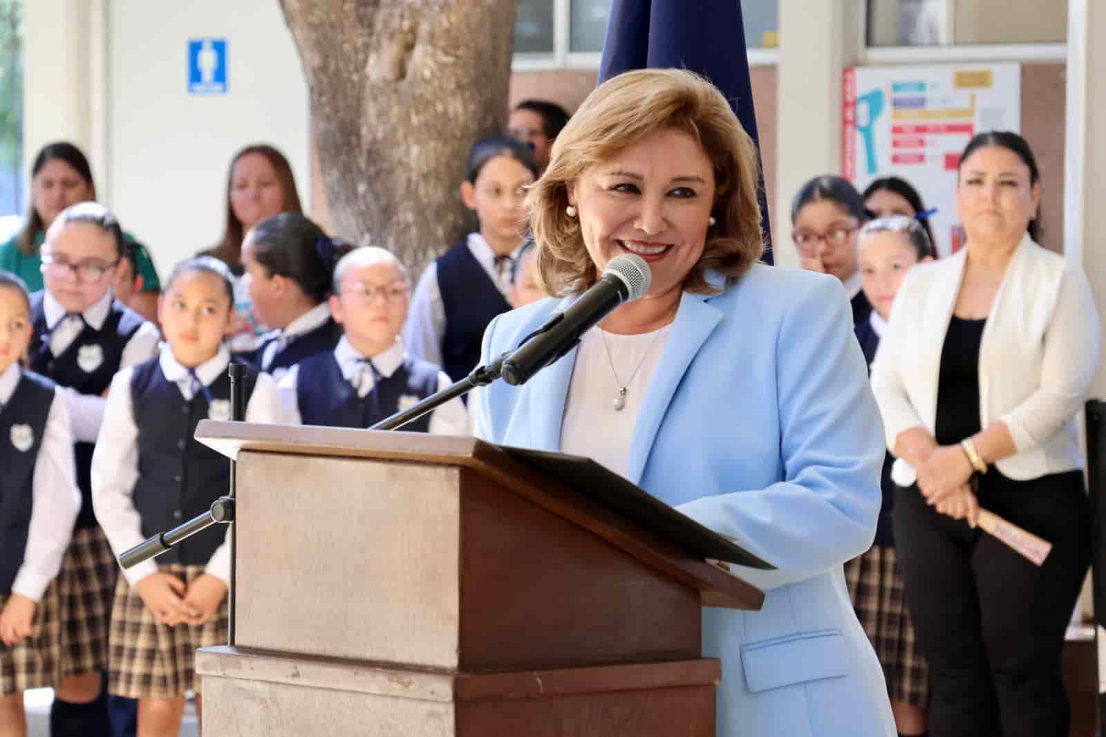 Entreg&oacute; alcaldesa reconocimientos a maestro y estudiantes del colegio Modelo