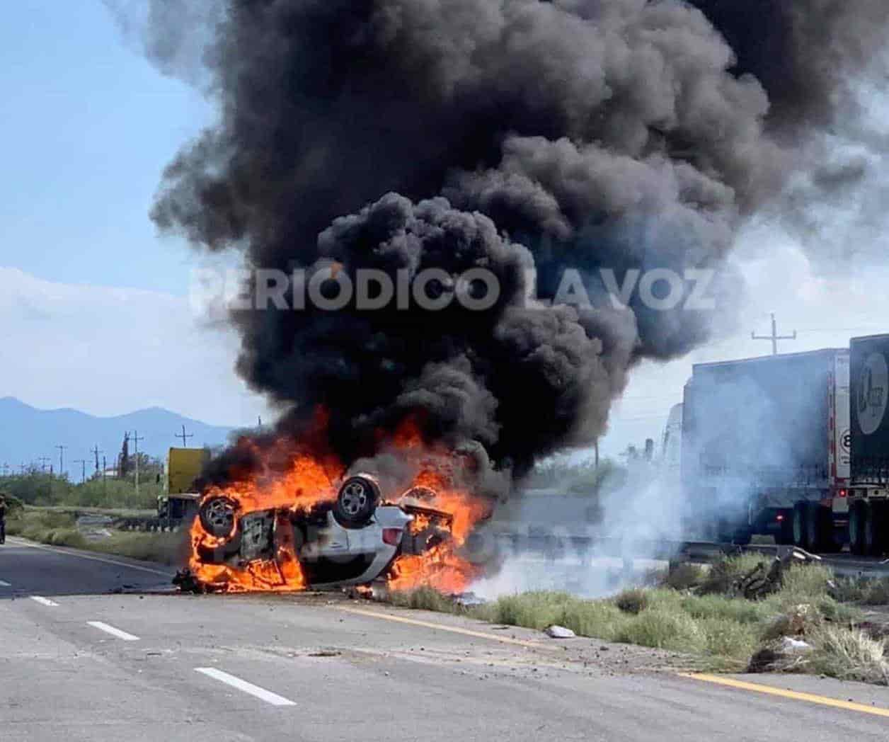 Choca, vuelca y arde camioneta con vecinos de Los Bosques
