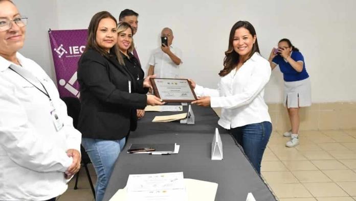 Recibe Edith constancia