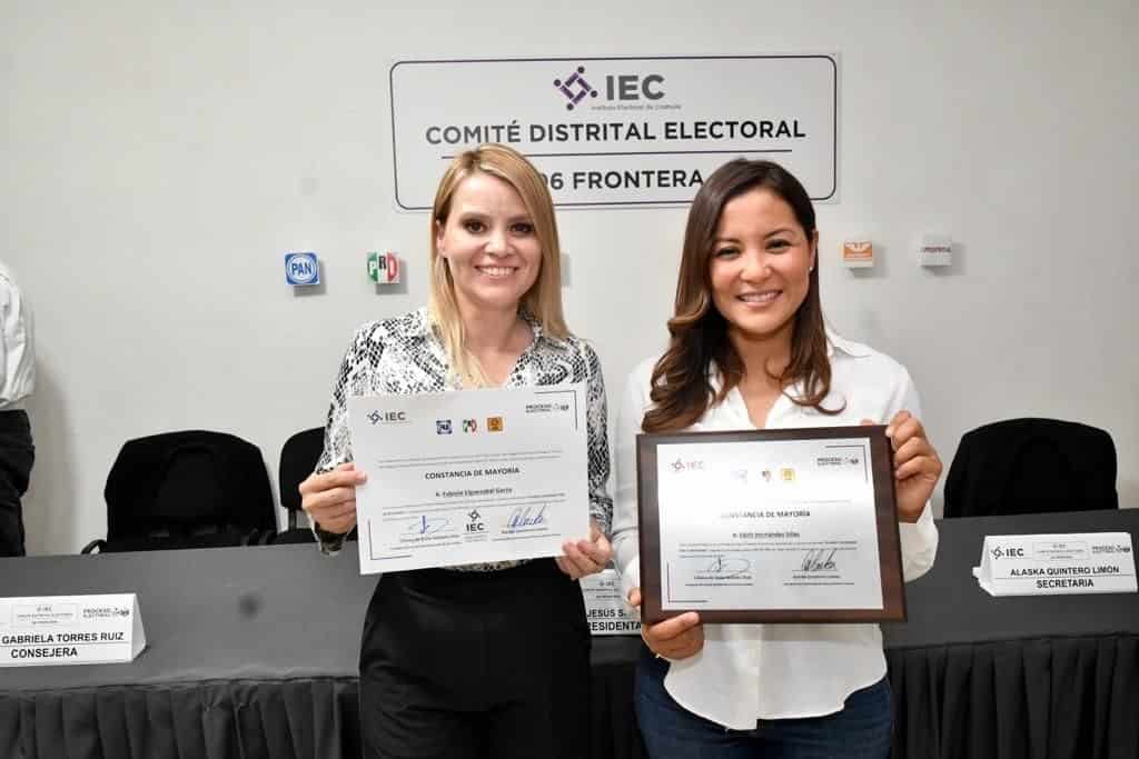 Recibe Edith constancia