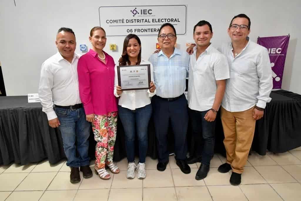 Recibe Edith constancia
