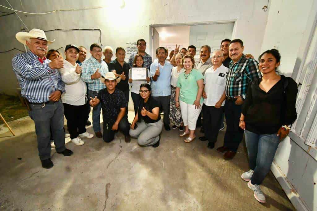 Recibe Edith constancia