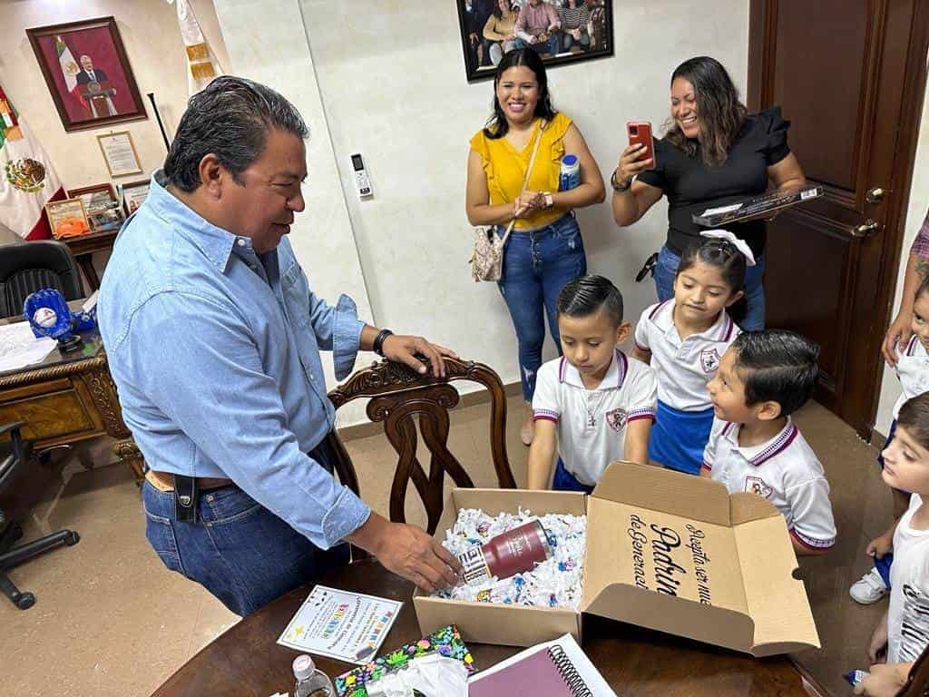 Niños invitan a Piña de padrino