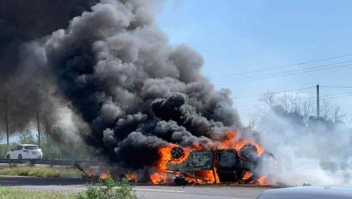 Choca camioneta, vuelca y explota