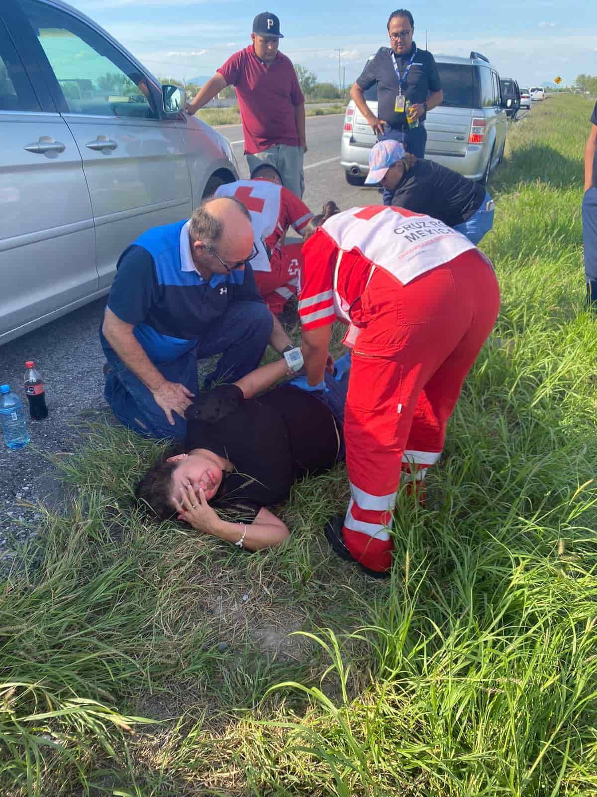 Choca camioneta, vuelca y explota