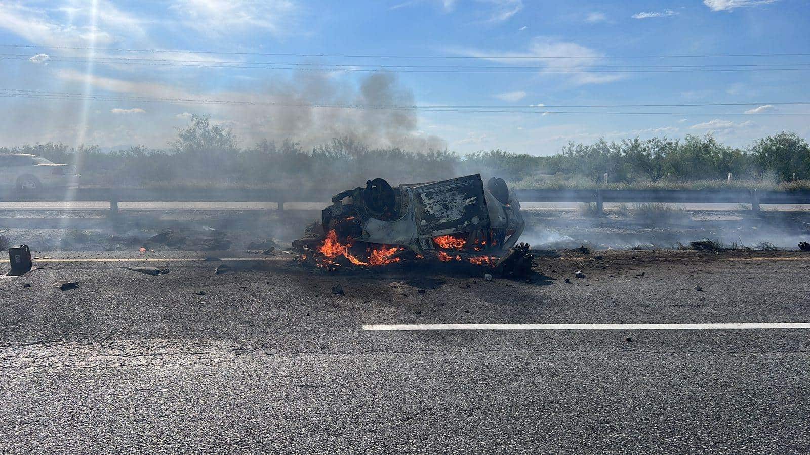 Choca camioneta, vuelca y explota