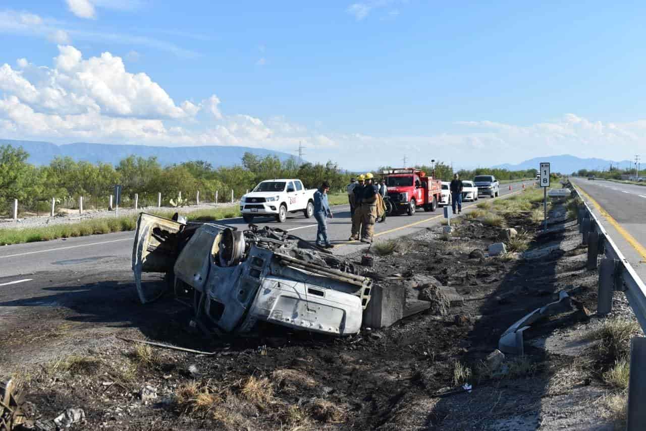Choca camioneta, vuelca y explota