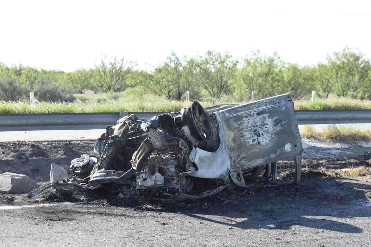 Choca camioneta, vuelca y explota