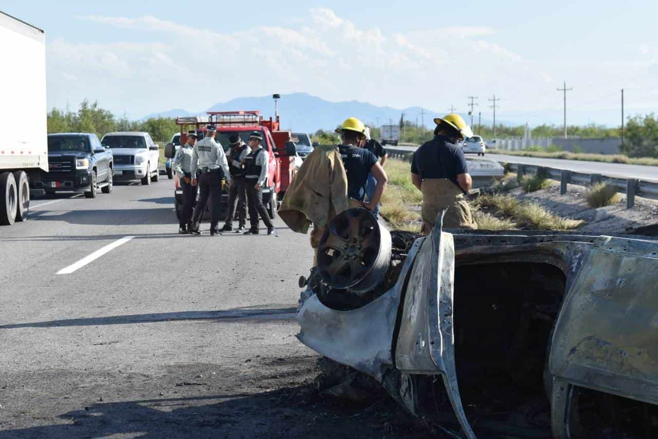 Choca camioneta, vuelca y explota