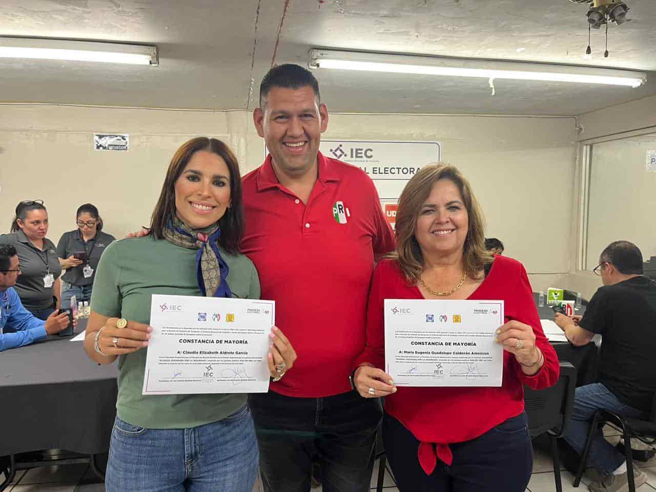 Entregan constancia a Claudia Alderete