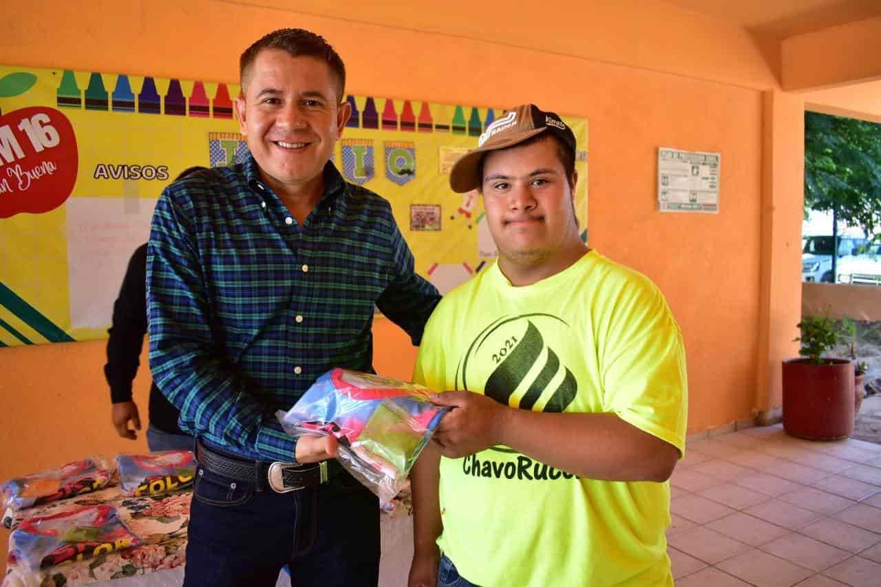 Visita Hugo a los alumnos del Centro de Atención Múltiple