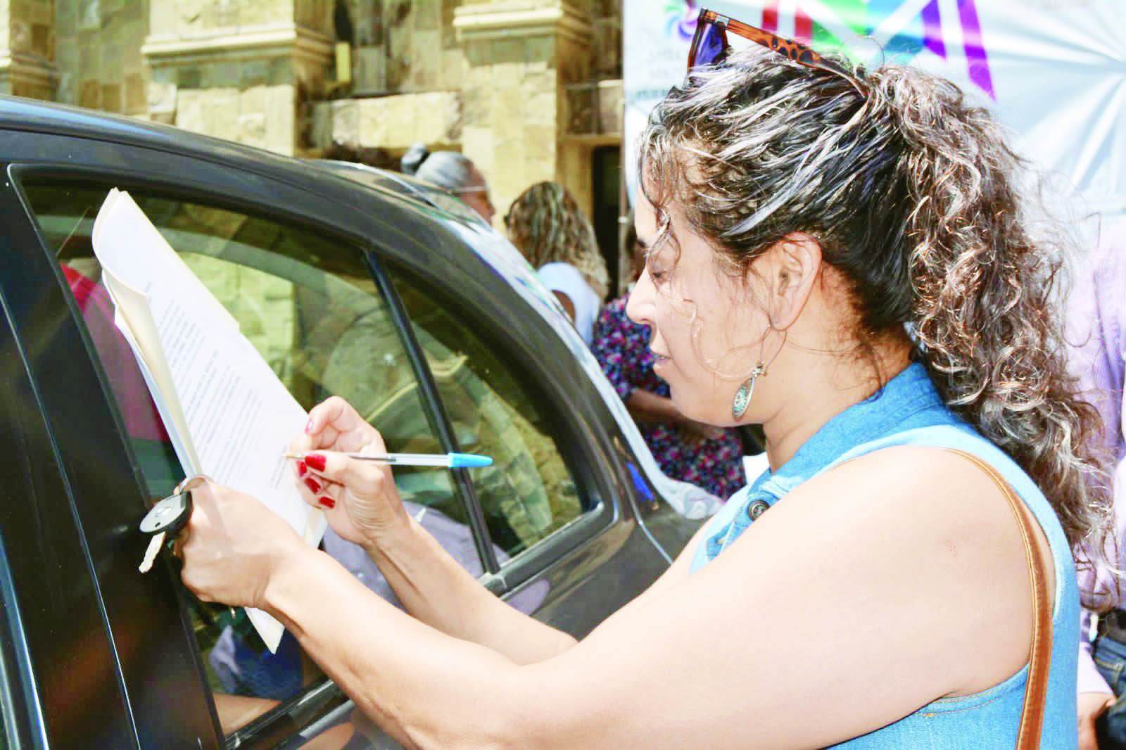Entrega Tania el automóvil
