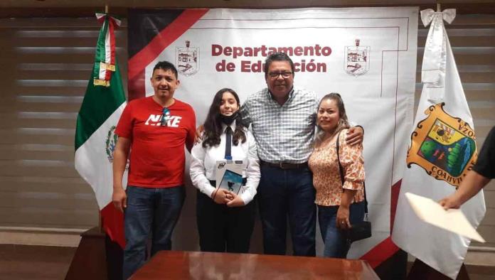 Premia alcalde a niños destacados
