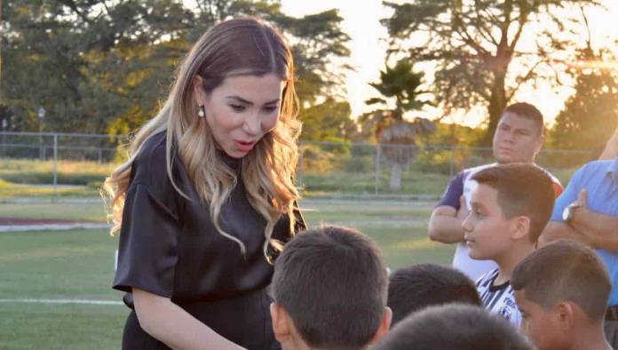 Apoya Tania a beisbolistas