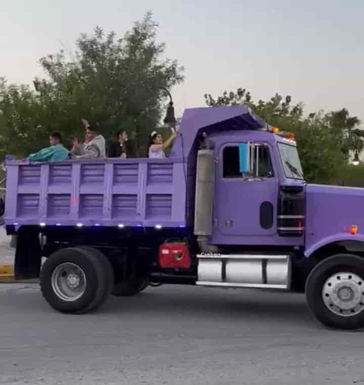 Viaja quinceañera en camión morado